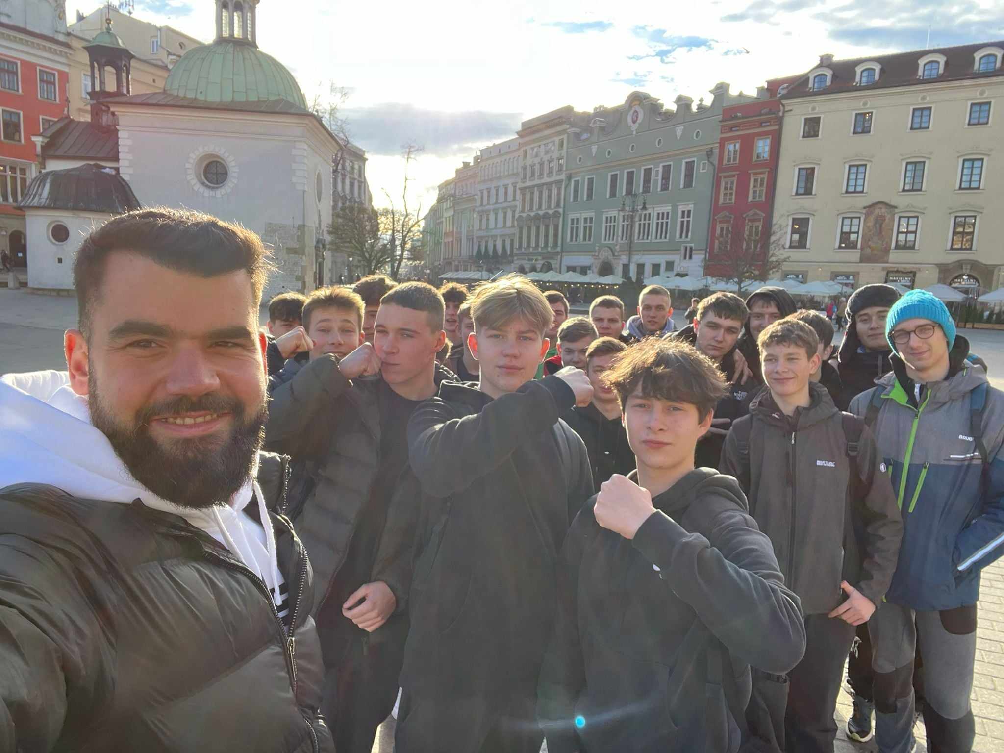 uczniowie z księdzem na rynku