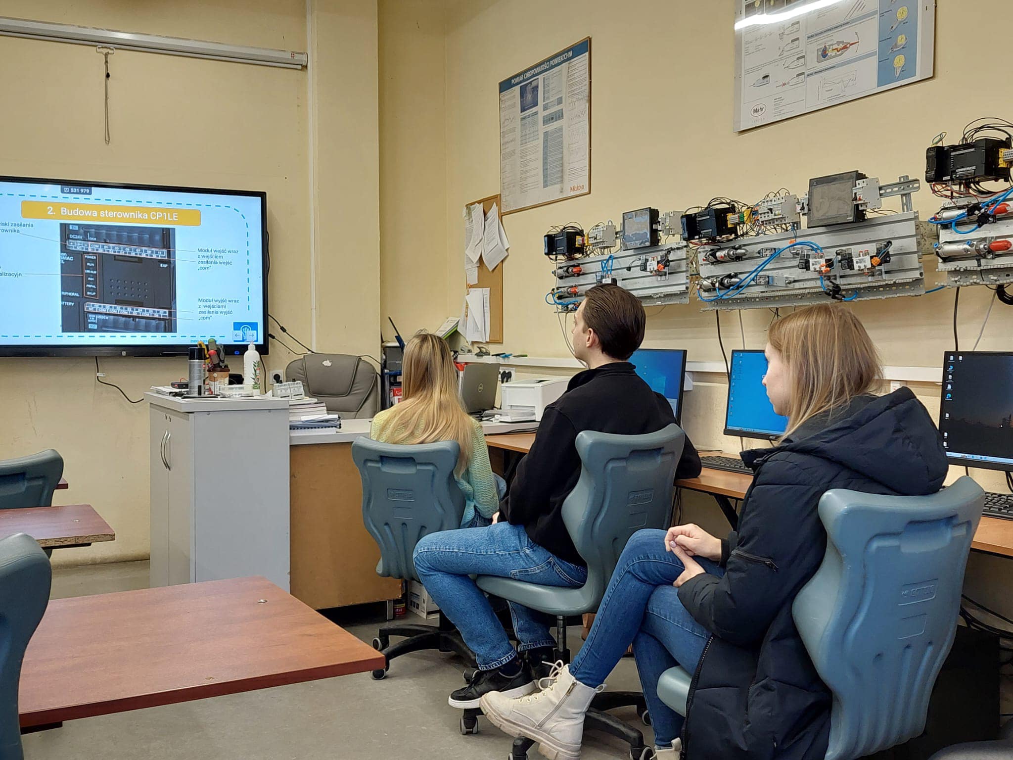 studenci AGH w pracowni ZSZiO