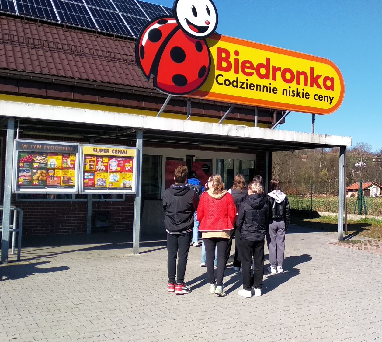 uczniowie przed Biedronką
