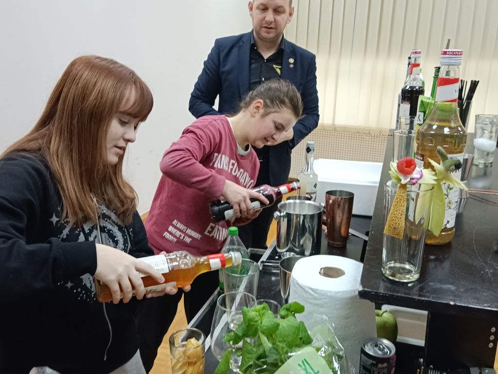 uczennice przy pracy
