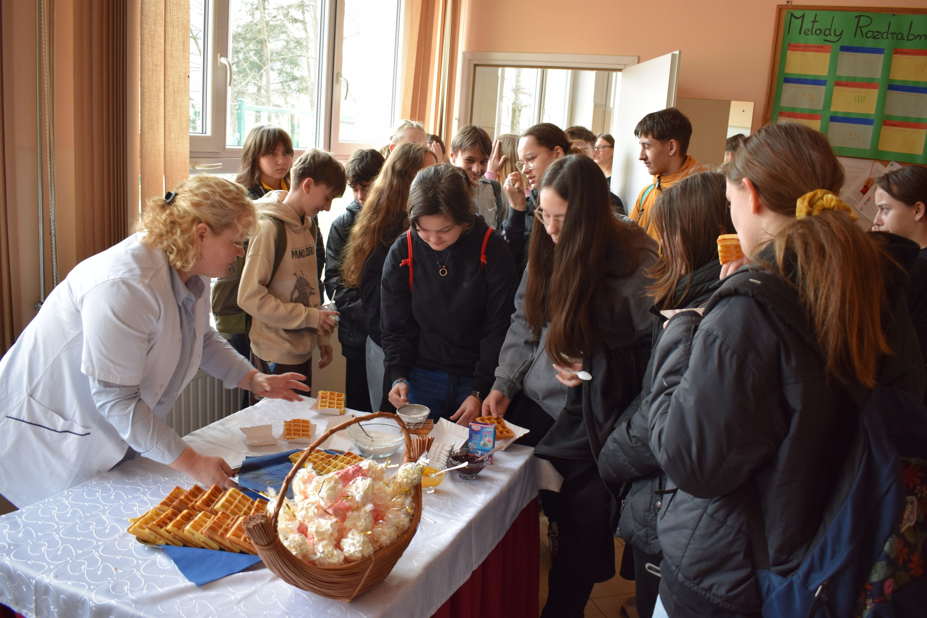 ósmoklasiści w pracowni gastronomicznej